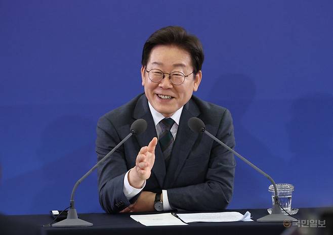 이재명 대통령이 지난 4일 대전 유성구 대전컨벤션센터에서 열린 '충청의 꿈 다시 키우다' 간담회에서 과학기술 정책 발전방향에 대해 참석자들과 토론을 하고 있다. 대전=김지훈 기자