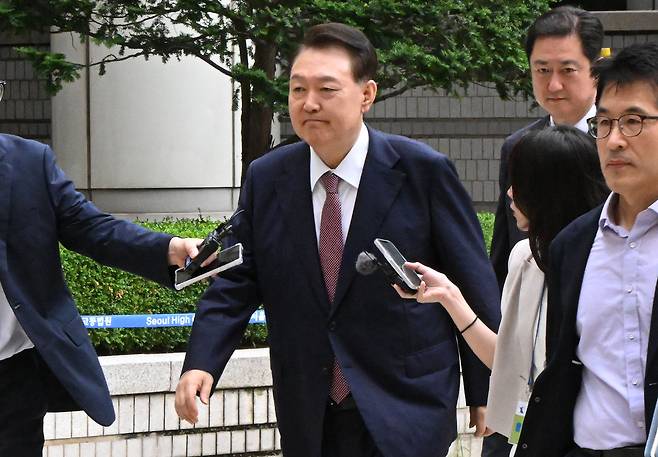 윤석열 전 대통령이 지난 3일 서울 서초구 서울중앙지법에서 열린 내란 우두머리 혐의 등 공판기일에 출석하고 있다. 윤웅 기자