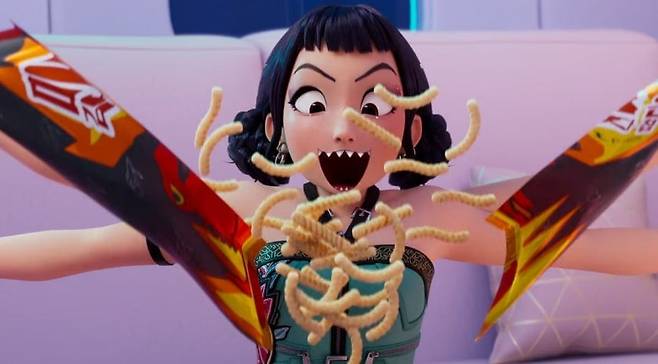 넷플릭스 영화 '케이팝 데몬 헌터스'의 '조이'가 과자 봉지를 뜯는 모습. 넷플릭스 제공