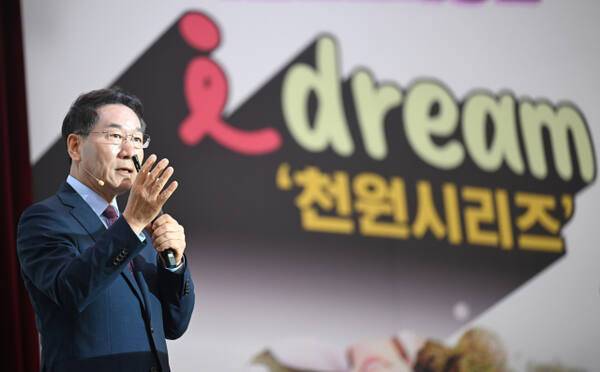 유정복 인천시장이 지난 1일 시청 대회의실에서 열린 민선 8기 출범 3주년 기자간담회에서 ‘인천의 변화와 결실, 그리고 2030 인천’을 주제로 한 시정운영 방향을 설명하고 있다. 조병석기자