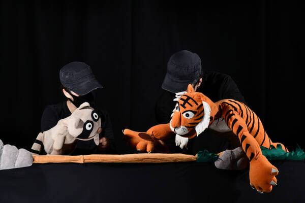 ‘극단애기똥풀’의 ‘호랑이와 도둑놈’. 수원문화재단 제공