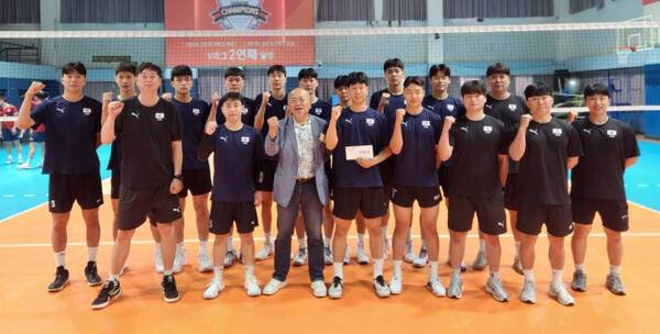 김홍 한국중고배구연맹 회장(가운데)이 2025 세계남자U-19선수권대회를 앞두고 훈련 중인 대표팀의 훈련 현장을 찾아 격려한 뒤 화이팅을 외치고 있다.한국중고배구연맹 제공