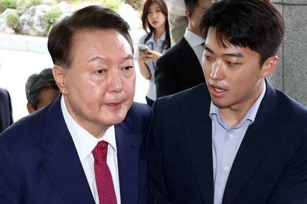 ▲윤석열 전 대통령이 5일 내란 특검의 2차 조사를 받기 위해 조은석 특별검사팀 사무실이 있는 서울 서초구 서울고검에 출석하고 있다. ⓒ연합뉴스