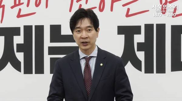 ▲박성훈 국민의힘 대변인이 7일 비상대책위원회 후 백브리핑에서 내란특검의 윤석열 전 대통령 구속영장 청구에 대한 입장을 묻자 과거가 발목 잡아선 안된다고 답변하고 있다. 사진=서울의소리 영상 갈무리