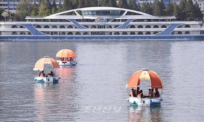 재일본조선인총연합회 기관지 조선신보는 평양 대동강에서 유람용 원형보트 봉사(서비스)가 인기를 끌고 있다고 7일 보도했다. [사진 출처 = 연합뉴스]