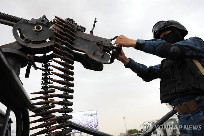 기관총 조작하는 후티 반군 병사. [사진출처 = 연합뉴스]
