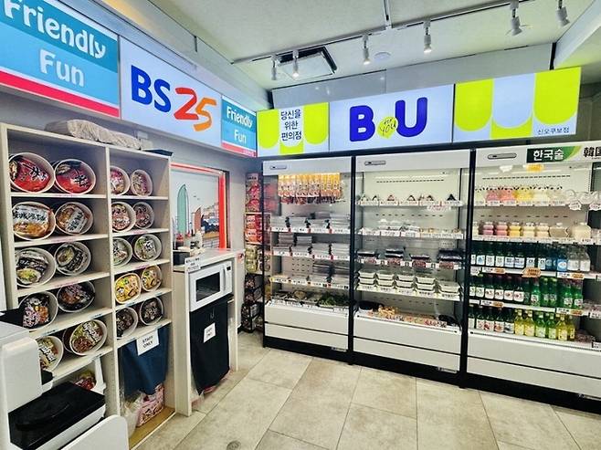 편의점 GS25, CU 간판을 베낀 일본 점포. SNS상에서 알려지며 논란이 됐다. [사진 = X 캡처]