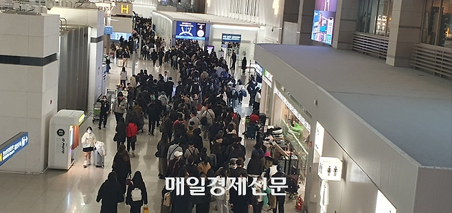 인천국제공항 제1여객터미널 출국장으로 들어가기 위한 여객 대기줄이 길게 늘어서 있다 / 사진=매경 DB