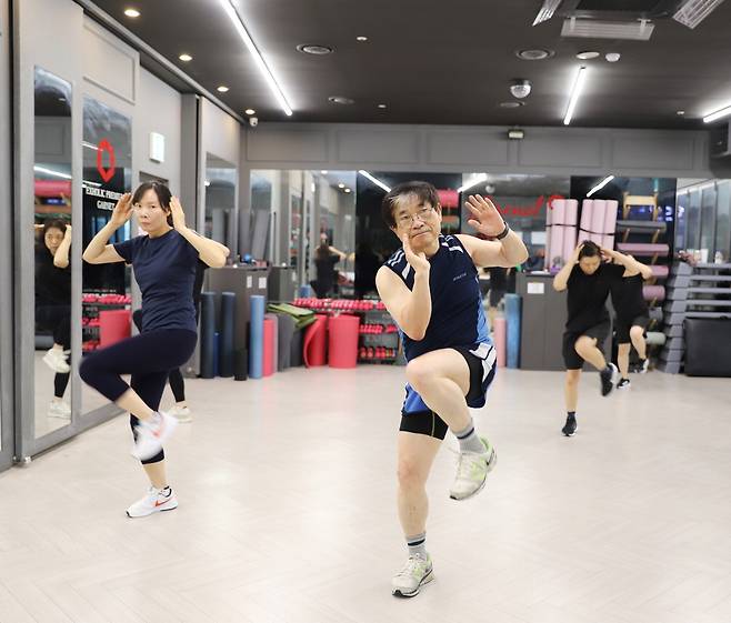 조경기 교수는 등산에 필요한 균형감각을 키우기 위해서 30년째 매일 저녁 에어로빅을 하고 있다.