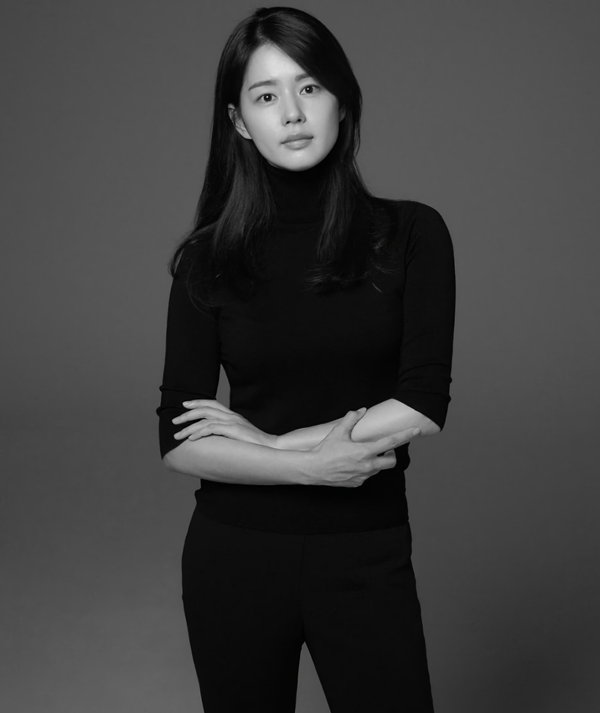 배우 김주현이 종합엔터테인먼트사 토탈셋의 식구가 됐다.