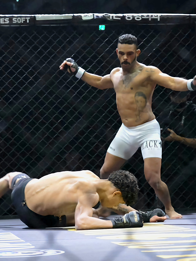 ‘머큐리’ 플라비우 산투스가 2025년 5월 인천광역시 영종국제도시 인스파이어 아레나 블랙컴뱃 14에서 ‘영어쌔신’ 니콜라스 산투스를 다운시킨 후 공격 타이밍을 엿보고 있다. 사진=이데아 파라곤