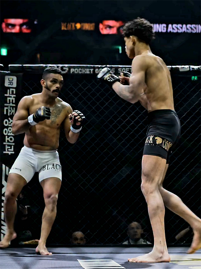 ‘머큐리’ 플라비우 산투스가 2025년 5월 인천광역시 영종국제도시 인스파이어 아레나 블랙컴뱃 14에서 ‘영어쌔신’ 니콜라스 산투스를 상대하고 있다. 사진=이데아 파라곤