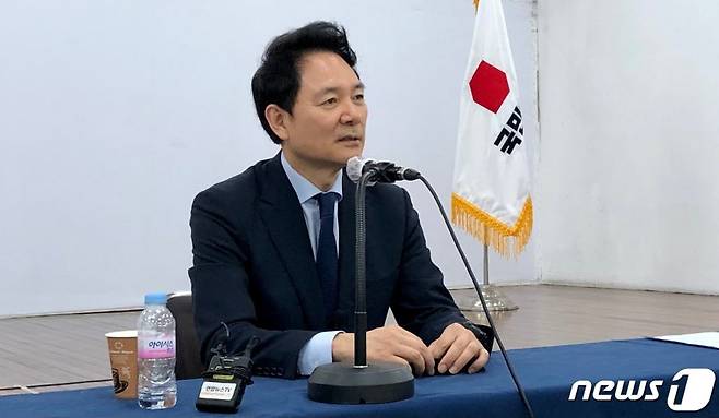 국민의힘 대선 주자인 장성민 예비후보가 10일 국민의힘 대구시당을 찾아 소감을 밝히고 있다. 2021.9.10/사진=뉴스1