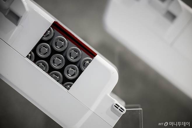 [서울=뉴시스] 정병혁 기자 = 5일 서울 강남구 코엑스에서 열린 인터배터리 2025에서 삼성SDI 부스에 차세대 원통형 배터리를 사용한 제품들이 전시되어 있다. 2025.03.05. jhope@newsis.com /사진=정병혁