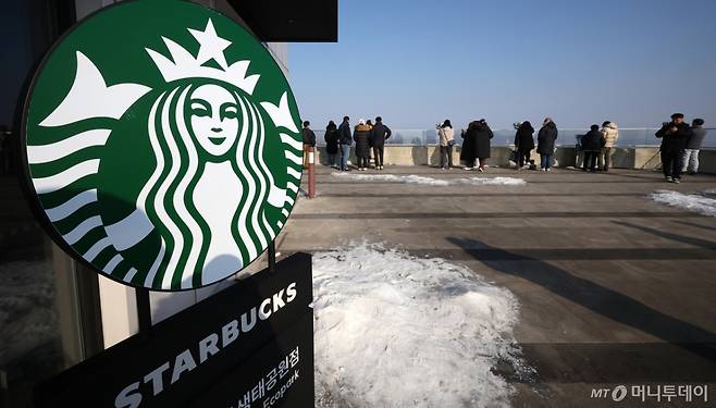 (김포=뉴스1) 김진환 기자 = 비상계엄 사태 여파 속 경기 김포시 애기봉 평화생태공원을 찾는 이들이 크게 늘었다.   애기봉평화생태공원은 북한 개풍군과 불과 1.4㎞ 떨어진 곳에 있는 접경지로, 지난해 이곳에 입점한 스타벅스가 북한을 바라보며 커피를 즐길 수 있는 이색 장소로 입소문을 타며 평일은 8배, 주말엔 3배 이상 관광객이 늘었다.   사진은 12일 경기 김포시 애기봉평화생태공원 조강전망대를 찾은 관광객들이 북한을 바라보고 있다. 2025.1.12/뉴스1  Copyright (C) 뉴스1. All rights reserved. 무단 전재 및 재배포,  AI학습 이용 금지. /사진=(김포=뉴스1) 김진환 기자