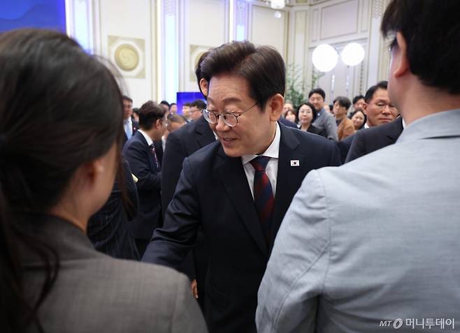 [서울=뉴시스] 고범준 기자 = 이재명 대통령이 3일 청와대 영빈관에서 열린 '대통령의 30일, 언론이 묻고 국민에게 답하다' 기자회견을 마친 뒤 기자단과 악수하며 퇴장하고 있다. 2025.07.03. bjko@newsis.com /사진=고범준