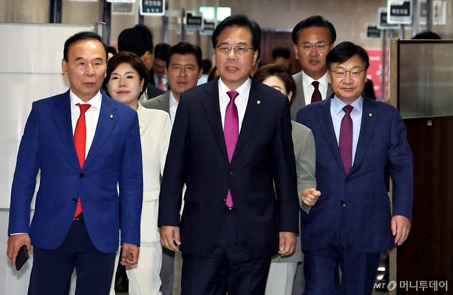 [서울=뉴시스] 조성봉 기자 = 송언석 국민의힘 비상대책위원장 겸 원내대표를 비롯한 지도부가 7일 오전 서울 여의도 국회에서 열린 비상대책위원회의에 참석하고 있다.왼쪽부터 박덕흠 비대위원, 송 비대위원장, 정점식 사무총장. 2025.07.07. suncho21@newsis.com /사진=조성봉