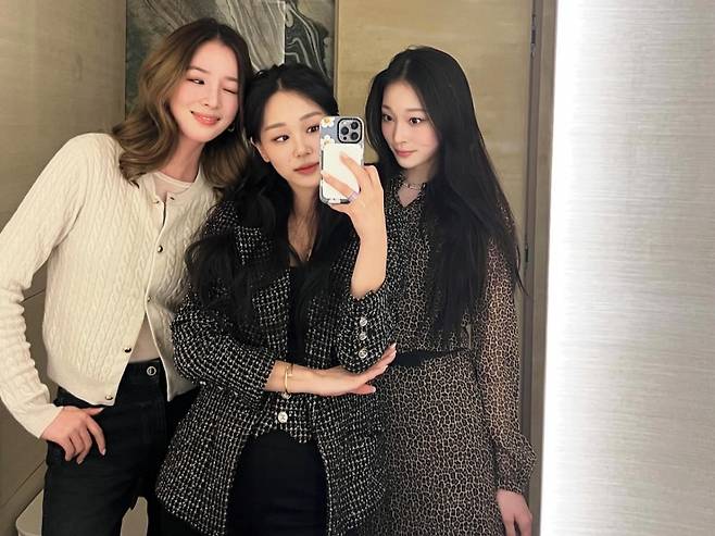 DL그룹 오너일가 4세 이주영씨(가운데)가 모델 아이린(왼쪽)과 올데이 프로젝트 애니와 찍은 사진을 올렸다. /사진=인스타그램 갈무리