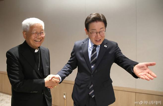 [서울=뉴시스] 고범준 기자 = 이재명 대통령이 7일 서울 용산 대통령실 청사에서 유흥식 추기경을 접견, 안내하고 있다. (대통령실통신사진기자단) 2025.07.07. bjko@newsis.com /사진=