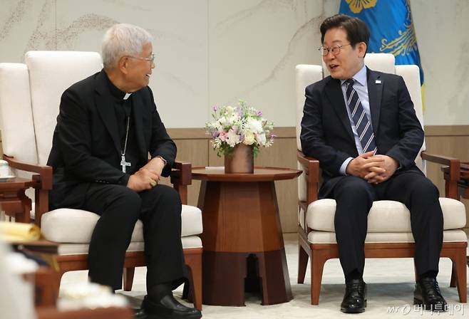 [서울=뉴시스] 고범준 기자 = 이재명 대통령이 7일 서울 용산 대통령실 청사에서 유흥식 추기경을 접견하고 있다. (대통령실통신사진기자단) 2025.07.07. bjko@newsis.com /사진=