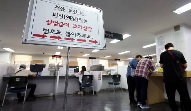 서울 마포구 서부고용복지플러스센터에서 시민들이 실업급여 신청 상담 및 서류작성을 하고 있다. 2025.06.09. scchoo@newsis.com /사진=뉴시스