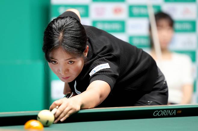 스롱 피아비가 김보라를 꺾고 8번째 우승 트로피를 들어올렸다. 사진은 6일 경기 고양 킨텍스 PBA스타디움에서 열린 2025-26시즌 2차투어 하나카드 PBA-LPBA 챔피언십 2025-26 LPBA 결승전에 출전한 스롱의 모습. /사진=프로당구협회(PBA) 제공