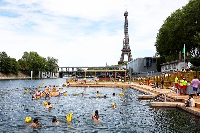 프랑스 파리 센강이 대대적인 정화작업을 통해 100여년 만에 시민들에게 재개방됐다. 사진은 지난 5일(현지시각) 센강에서 시민들이 에펠탑을 배경으로 수영을 하고 있는 모습. /사진=로이터