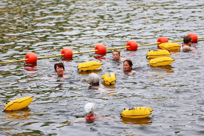 프랑스 파리 센강이 대대적인 정화작업을 통해 100여년 만에 시민들에게 재개방됐다. 사진은 지난 5일(현지시각) 센강에서 시민들이 물놀이를 하고 있는 모습. /사진=로이터