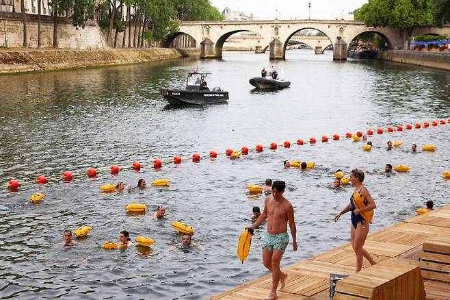 프랑스 파리 센강이 대대적인 정화작업을 통해 100여년 만에 시민들에게 재개방됐다. 사진은 지난 5일(현지시각) 센강에서 시민들이 수영을 하고 있는 모습. /사진=로이터