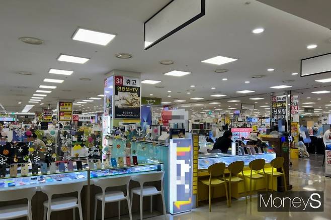 위약금 면제 조치 시행 이후 SK텔레콤은 가입자 이탈을 막기 위한 방어에 총력을 기울이고 있었고 KT와 LG유플러스는 이를 '가입자 유치의 골든타임'으로 판단, 공격적인 마케팅에 속도를 내고 있다.사진은 7일 오전 방문한 서울 구로구 신도림 테크노마트의 모습. /사진=김성아 기자