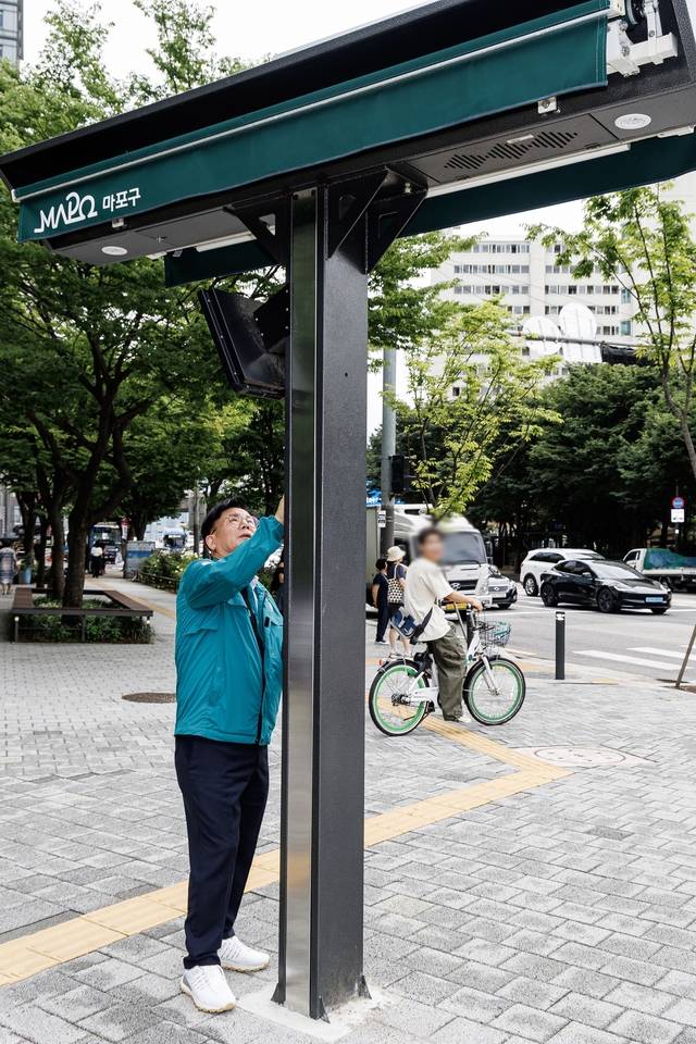 그늘막을 관리하는 박강수 마포구청장. 마포구청 제공