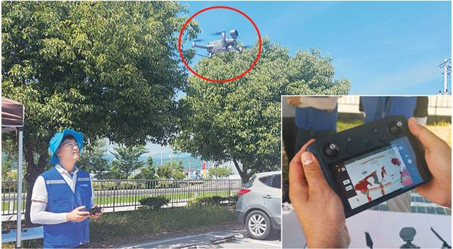 지난 4일 전남 화순군 도곡면 행정복지센터에서 화순군 드론순찰단이 폭염 예찰활동을 위해 드론(빨간 원)을 띄우고 있다. 작은 사진은 드론 적외선 감지 기능을 활용해 모니터링하는 모습.  김대우 기자