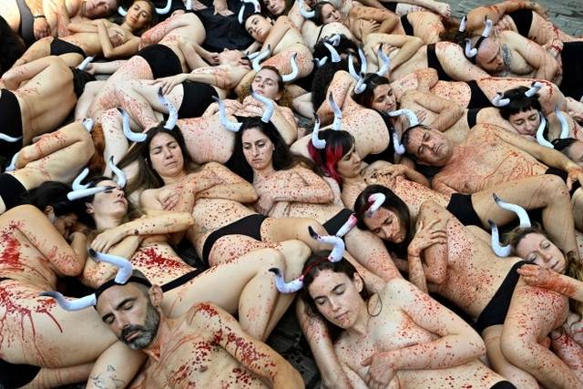 가짜 피를 몸에 칠한 나체의 동물권 활동가들이 스페인 북부 도시 팜플로나에서 열리는 ‘산 페르민’ 축제 전날인 5일(현지시간) 소몰이와 투우 경기에 반대하는 퍼포먼스를 펼치고 있다. AFP 연합뉴스