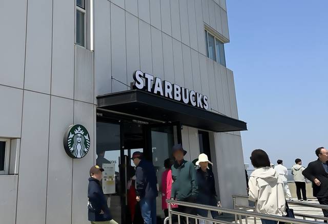 김포시 애기봉평화생태공원 조강전망대에 문을 연 스타벅스 모습. 건물 뒤로 관광객들이 북한을 바라보고 있다. 곽선미 기자