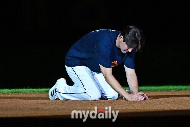 6일 서울 잠실야구장에서 열린 '2025 신한 SOL BANK KBO리그' KT 위즈와 두산 베어스 경기 후 열린 두산 김재호 은퇴식. 두산 김재호가 잠실야구장 유격수 자리에 흙을 담고 있다./잠실=한혁승 기자