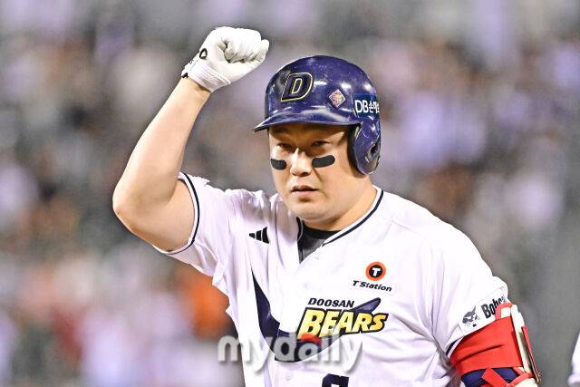 6일 서울 잠실야구장에서 열린 '2025 신한 SOL BANK KBO리그' KT 위즈와 두산 베어스 경기. 두산 양의지가 8회말 무사 1-2루에 1타점 적시타를 친 후 기뻐하고 있다./잠실=한혁승 기자