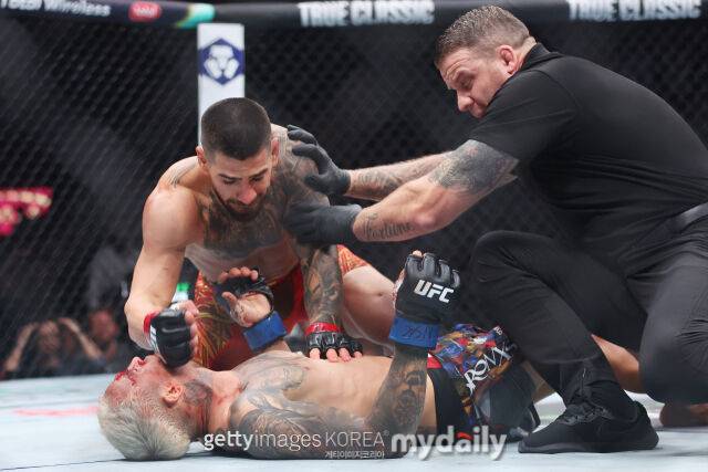 올리베이라(아래)에게 파운딩을 꽂는 토푸리아(위). /게티이미지코리아