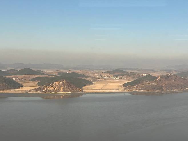 김포 애기봉 OP에서 바롸본 북녘 땅. 한강 하구 너머로 북한 해물선전마을과 개풍군 일부가 보인다. [해병대 제공]