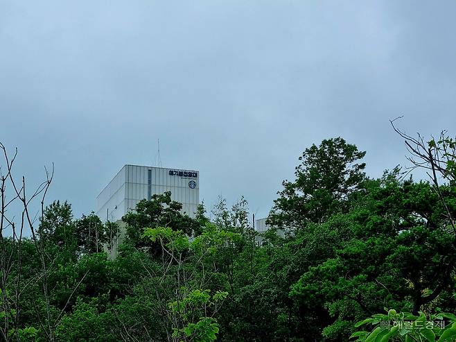 경기도 김포시 월곶면 조강리 해발 155m 고지 일대에 자리한 ‘애기봉 평화생태공원’이 평화와 경제가 공존하는 시험장으로 자리잡아가고 있다. ‘애기봉전망대’와 ‘스타벅스’ 로고가 눈길을 끈다. [신대원 기자]