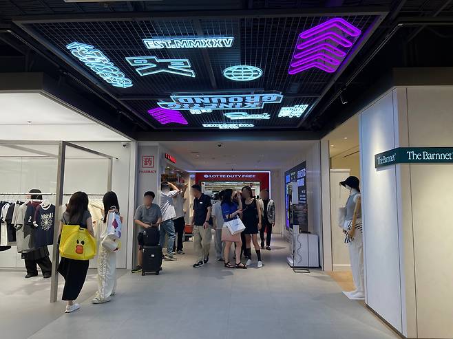 롯데면세점과 연결된 키네틱 그라운드 입구 양옆에는 마르디 메크르디(왼쪽)매장과 더바넷 매장이 입점했다. 전새날 기자