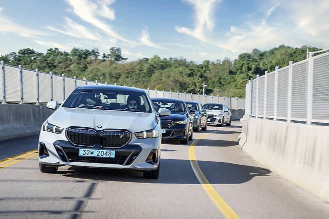 BMW i5 주행 모습 [BMW 코리아 제공]