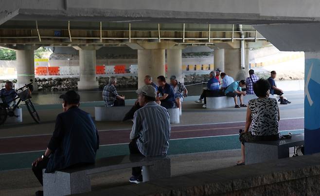 쉼터 그늘에서 어르신들이 더위를 식히고 있다. 사진은 기사와 무관. [연합뉴스]