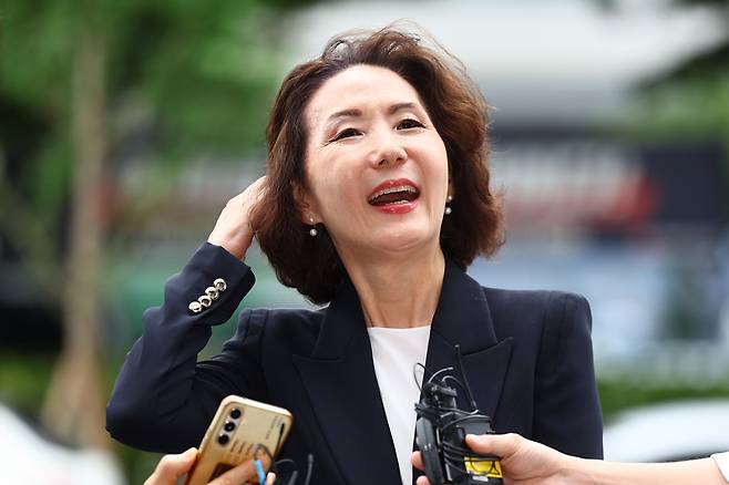 이진숙 사회부총리 겸 교육부 장관 후보자가 30일 오전 서울 여의도 한국교육시설안전원에 마련된 인사청문회 준비 사무실로 출근하며 취재진과 질의응답하고 있다. [연합]