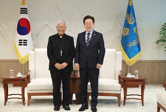 이재명 대통령이 7일 서울 용산 대통령실 청사에서 방한 중인 교황청 성직자부 장관 유흥식 추기경을 만나 기념촬영을 하고 있다. [연합]