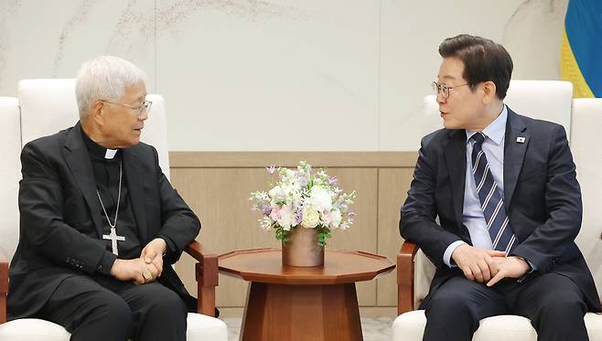 이재명 대통령이 7일 서울 용산 대통령실 청사에서 방한 중인 교황청 성직자부 장관 유흥식 추기경을 접견하고 있다. [연합]