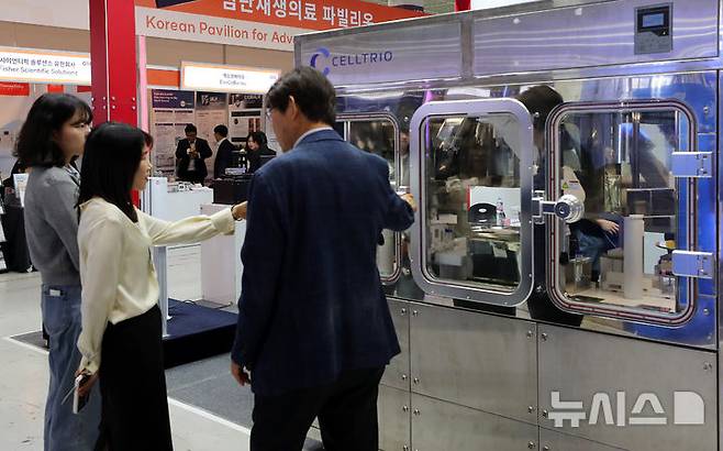 [서울=뉴시스] 김혜진 기자 = 7일 오후 서울 강남구 코엑스에서 열린 바이오코리아 2025를 찾은 관람객들이 부스를 둘러보고 있다. 2025.05.07. jini@newsis.com