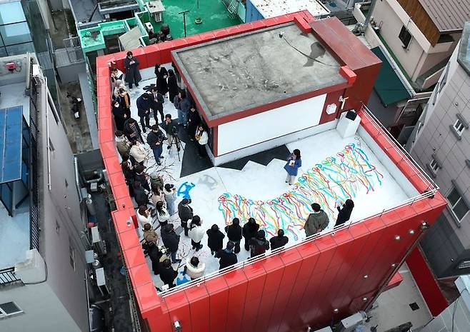 [대구=뉴시스] 청문당 옥상에서 펼쳐진 '플로어 드로잉' (사진=행복북구문화재단 제공) 2025.07.07. photo@newsis.com *재판매 및 DB 금지