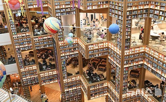 [수원=뉴시스] 김종택 기자 = 전국 대부분 지역에 폭염 특보가 발효된 6일 경기 수원시 장안구 '스타필드 수원' 별마당 도서관에 더위를 피해 나온 시민들로 북적이고 있다. 2025.07.06. jtk@newsis.com