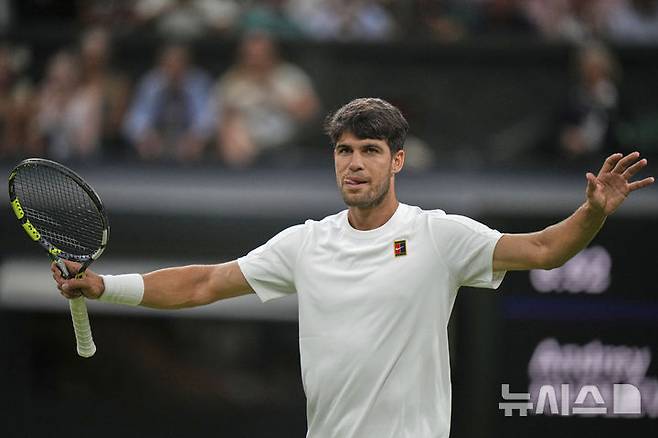 [런던=AP/뉴시스] 카를로스 알카라스(2위·스페인)가 6일(현지 시간) 영국 런던 올잉글랜드 클럽에서 열린 2025 윔블던 테니스 대회 남자 단식 4회전에서 안드레이 루블료프(14위·러시아)를 꺾은 후 세리머니하고 있다. 3연패를 노리는 알카라스가 3-1(6-7 6-3 6-4 6-4)로 승리하고 8강에 올라 캐머런 노리(61위·영국)와 맞붙는다. 2025.07.07.