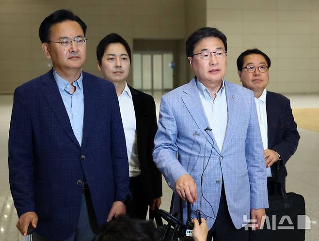 [인천공항=뉴시스] 황준선 기자 = 하와이에 체류 중인 홍준표 전 대구시장의 선대위 합류를 설득하기 위해 꾸려진 국민의힘 김문수 대통령 선거 후보 선거대책위원회 소속 유상범 단일화추진본부장과 김대식 대외협력본부장 등으로 구성된 하와이 특사단이 지난 5월18일 오후 인천국제공항 제2 터미널을 통해 출국하며 취재진에게 입장을 밝히고 있다. 2025.05.18. hwang@newsis.com